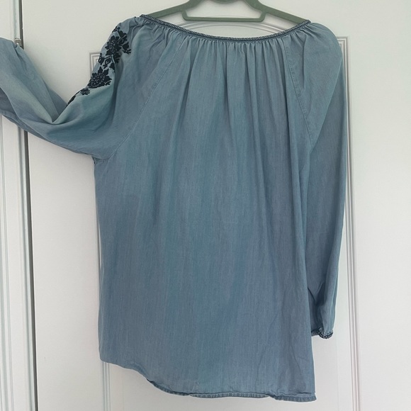 Size 2X Crown&Ivy chambray top, scoop neck with navy tie and embroidery BOHO! - Picture 6 of 8